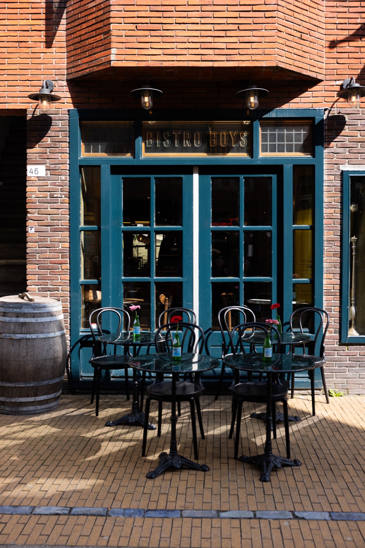 De gevel en het terras in de Folkingestraat