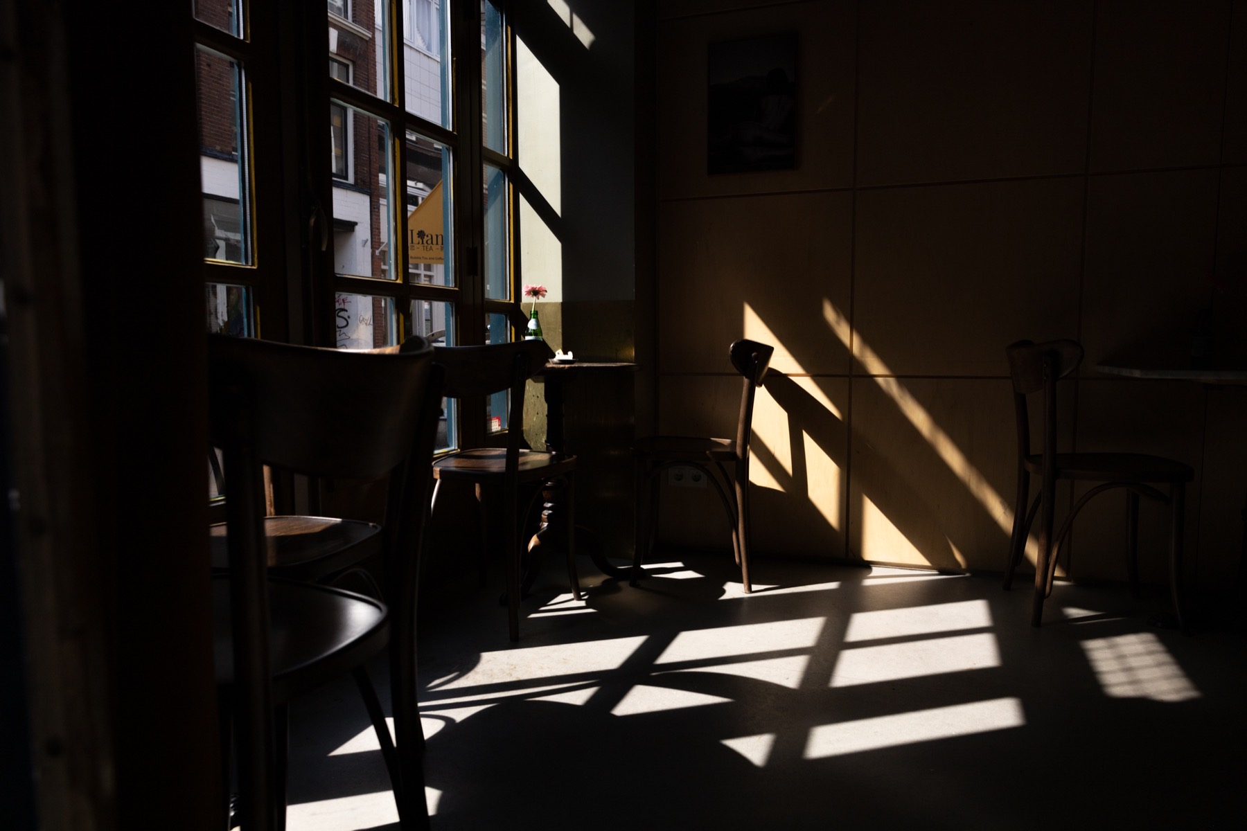 Middaglicht door de ramen over de tafels