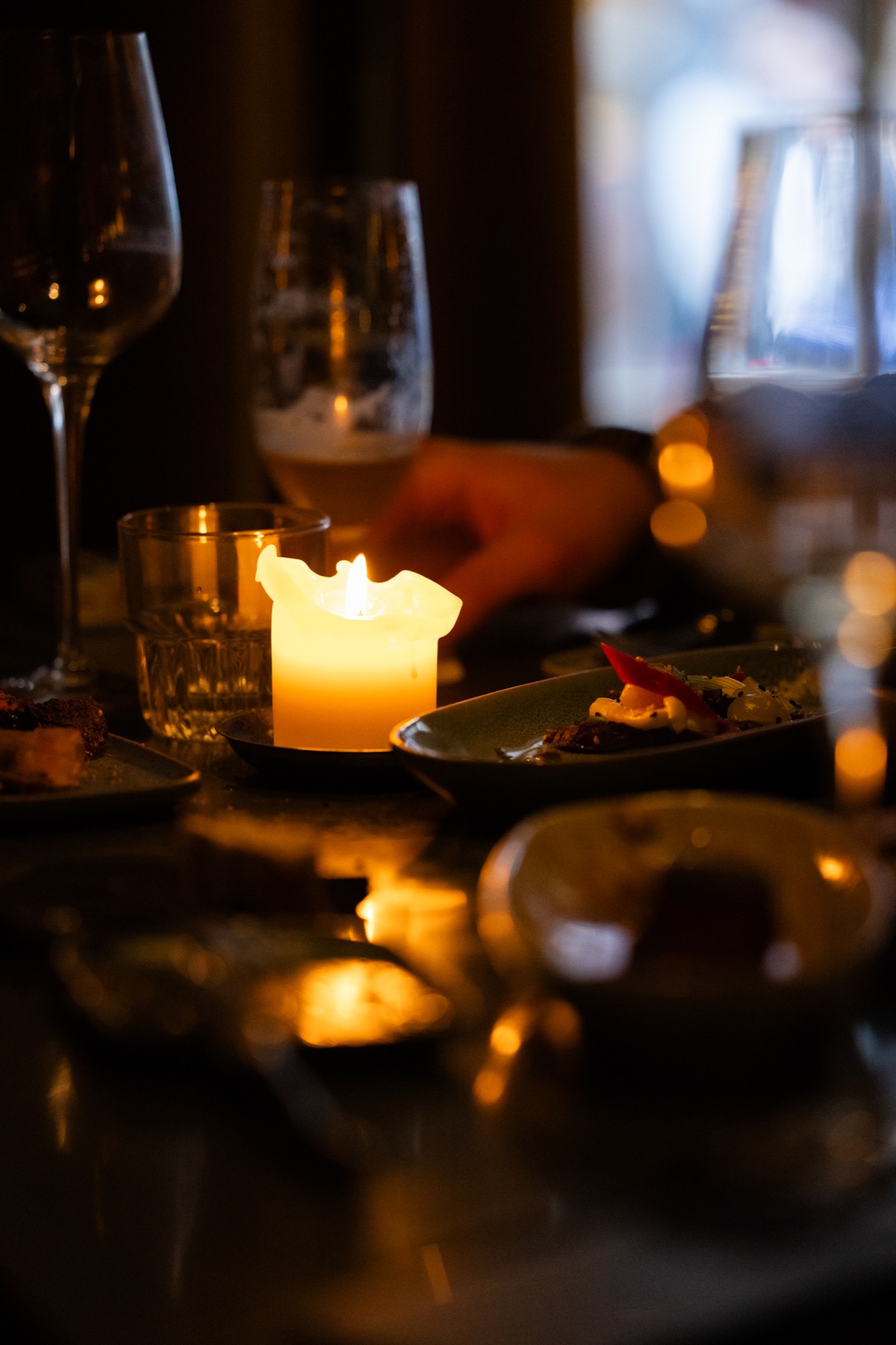 Kaars en glazen op tafel